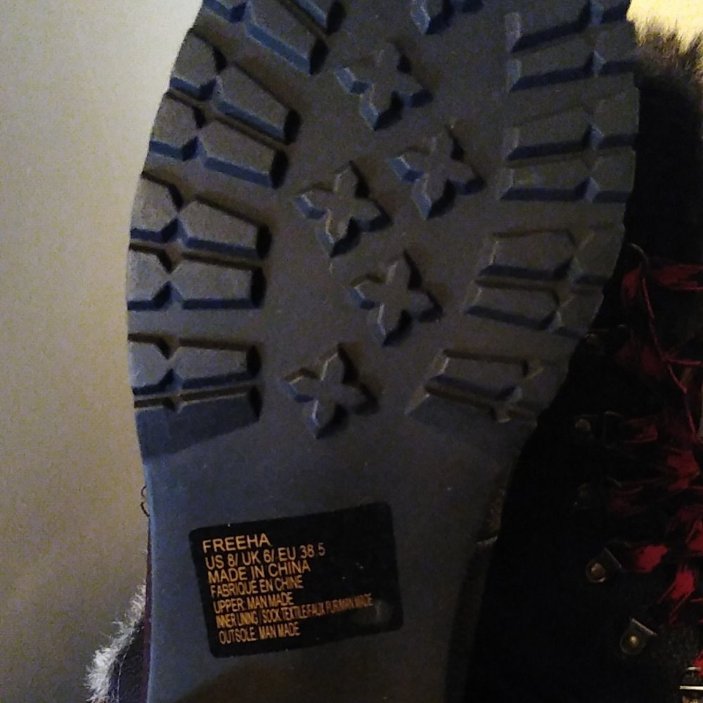 Black boots with faux fur, size 8 Never worn - Picture 2 of 4